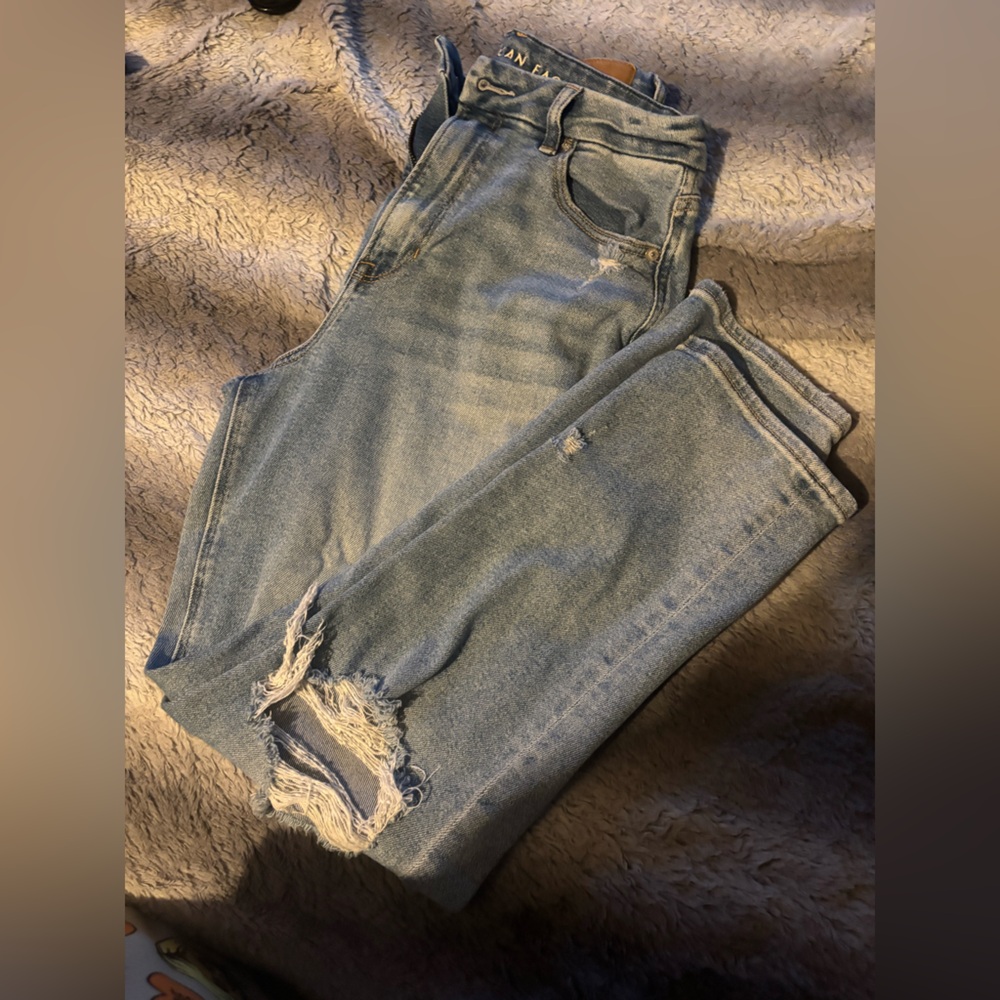 American Eagle Outfitters Ripped curvy mom Jeans - Picture 5 of 5